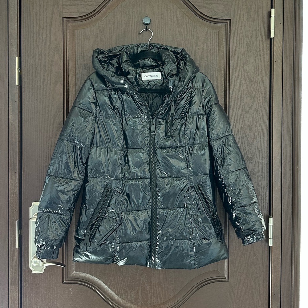 Calvin Klein Women’s Black Glossy Puffer Jacket Size M Large Zipper Design